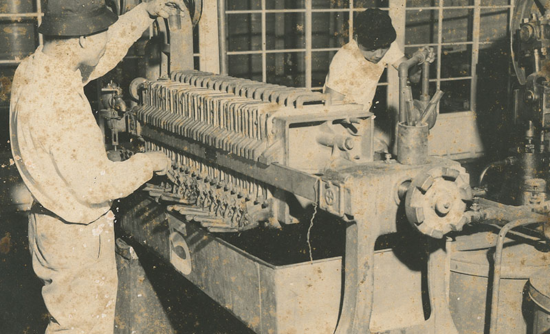 イ搾った油からろ過機で不純物を取り除く